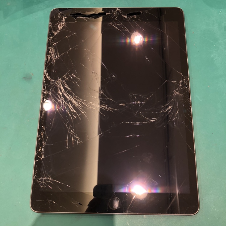 【iPad第9世代 ガラス割れ修理】画面がバキバキでもご安心ください！