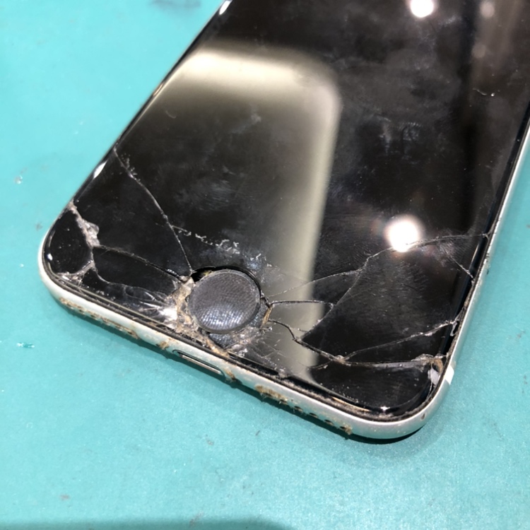 【iPhone SE2】画面が割れた！操作はできるけど…放置はNG？